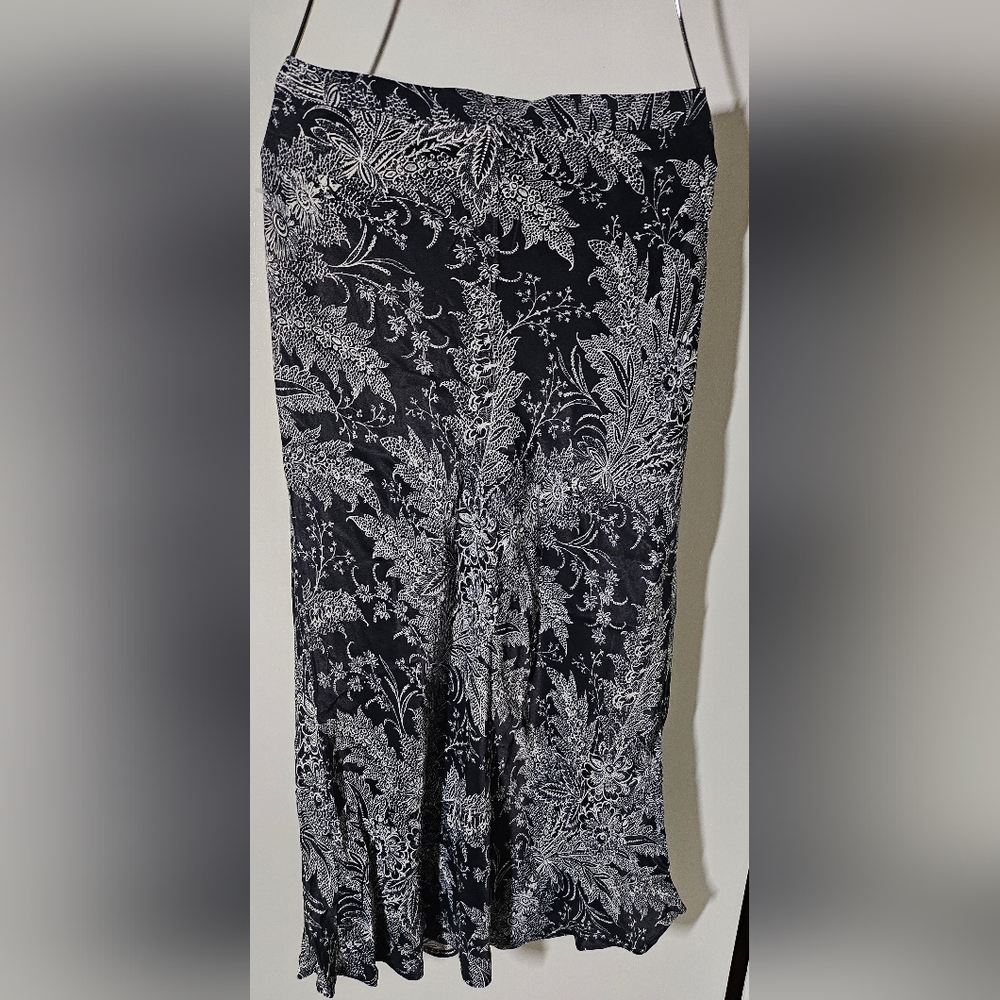 Unique Anthropologie black and white over the knee skirt sz 6